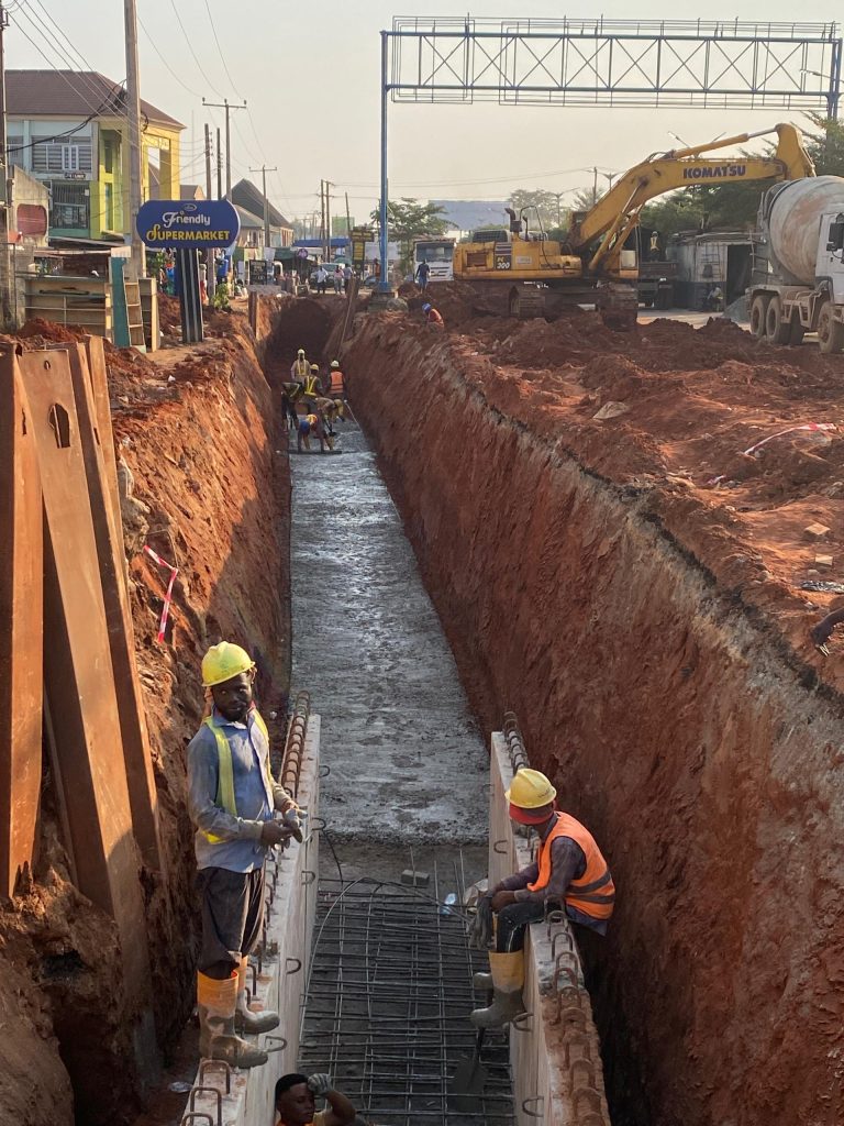 Concrete blinding at CH 0+325 of 1.2x1.2m sewer by submit road