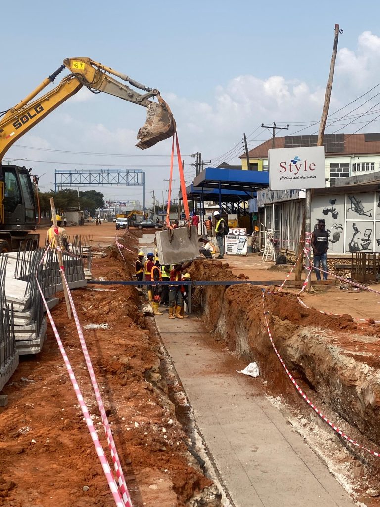 Placing of 0.75x0.9m u-channel walls at CH 0+375 by submit road