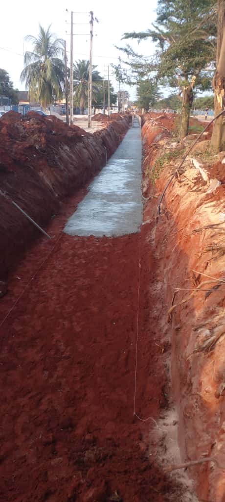 Blinding of 1.5m x 1.7m ( varies) open channel drain at the left hand side by summit road, asaba. At CH 0+130.