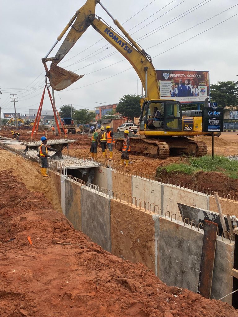 Placing of Filigran slab at CH 0+015