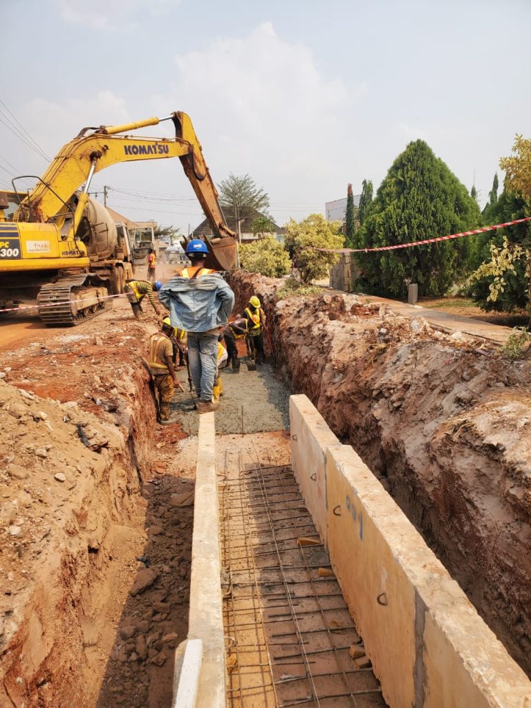 Blinding of excavated trench for 0.9m x 1.2m (varying depth) open channel drain at Ogagifo Street, CH 0 + 45.